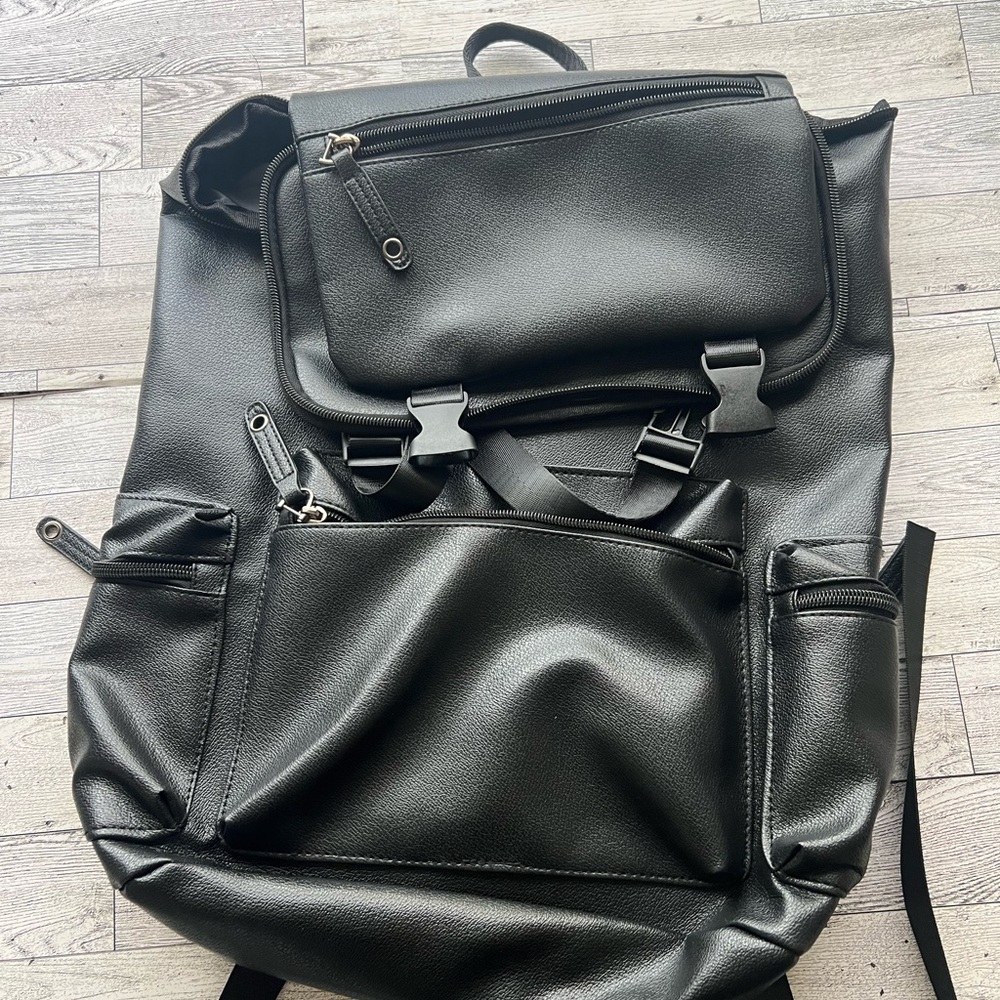 Backpack - Picture 2 of 7